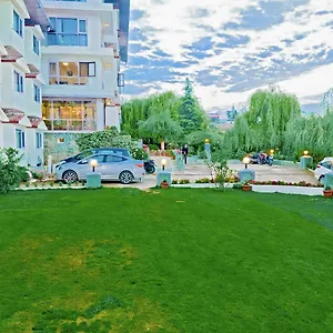 Royal Jardin Whistling Pines Resort